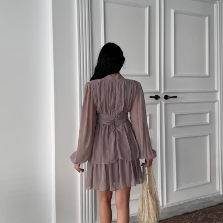 Rochie scurtă nude din șifon cu m&acirc;neci transparente