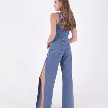 Джинсы с разрезами по бокам и необработанным низом