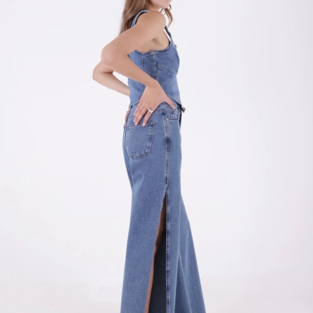 Джинсы с разрезами по бокам и необработанным низом