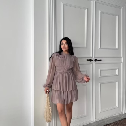 Rochie scurtă nude din șifon cu m&acirc;neci transparente