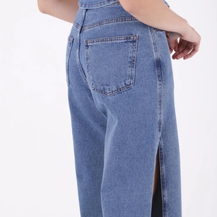 Джинсы с разрезами по бокам и необработанным низом