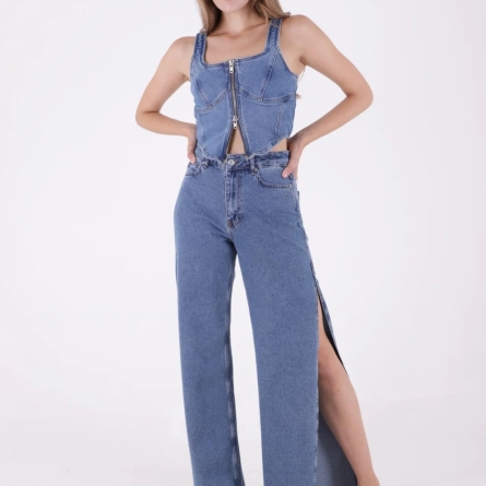 Джинсы с разрезами по бокам и необработанным низом