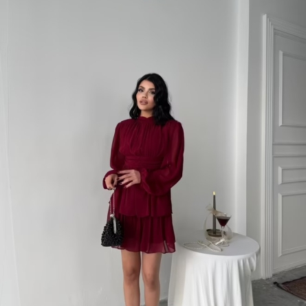 Rochie scurtă neagră din șifon cu m&acirc;neci transparente