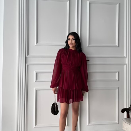 Rochie scurtă neagră din șifon cu m&acirc;neci transparente