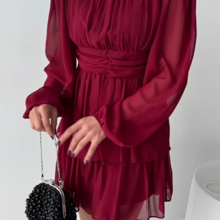 Rochie scurtă neagră din șifon cu m&acirc;neci transparente