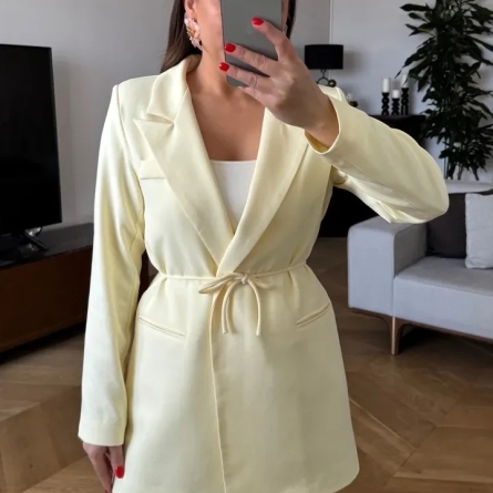 Желтый пиджак с поясом и прямым кроем