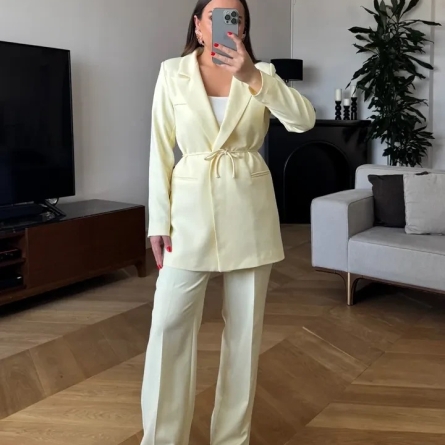 Желтый пиджак с поясом и прямым кроем