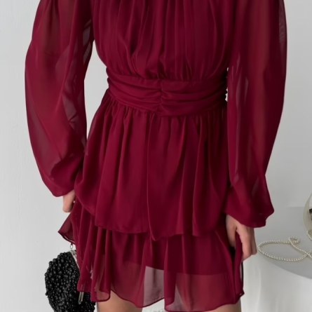 Rochie scurtă neagră din șifon cu m&acirc;neci transparente