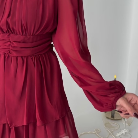 Rochie scurtă neagră din șifon cu m&acirc;neci transparente