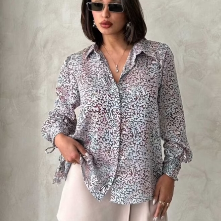Cămașă vaporoasă cu imprimeu abstract