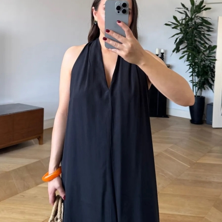 Длинное черное платье с открытой спиной