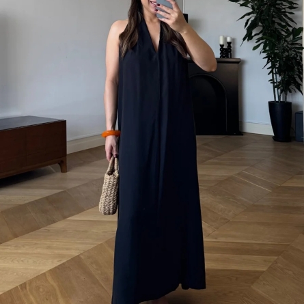 Длинное черное платье с открытой спиной