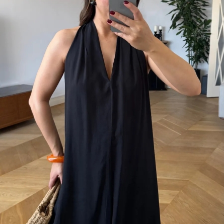 Длинное черное платье с открытой спиной