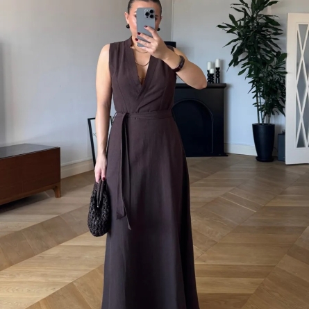 Rochie lungă maro din in, fără m&acirc;neci