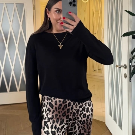 Light Knit Round Neck Black Sweater