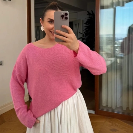Тонкий розовый трикотажный свитер с круглым вырезом