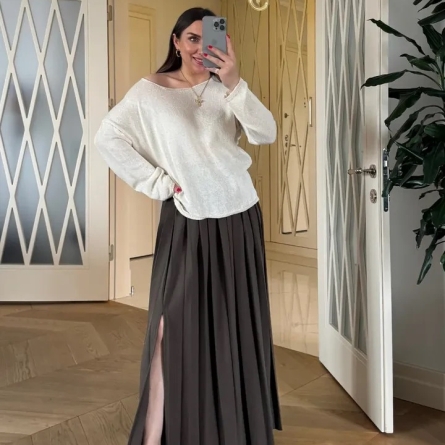 Тонкий белый трикотажный свитер с круглым вырезом