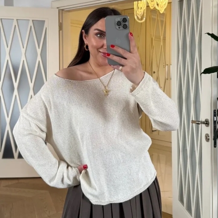 Тонкий белый трикотажный свитер с круглым вырезом