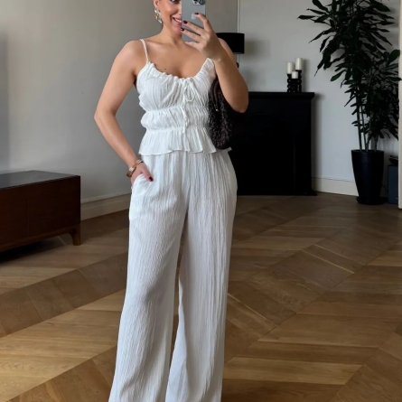 Set alb cu bluză cu bretele și pantaloni largi