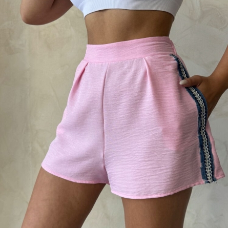 Розовые женские шорты с декоративными вставками