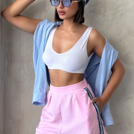 Розовые женские шорты с декоративными вставками