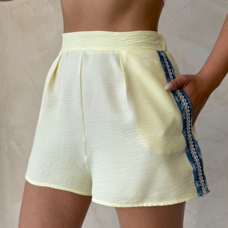 Șorți galbeni cu bandă decorativă laterală
