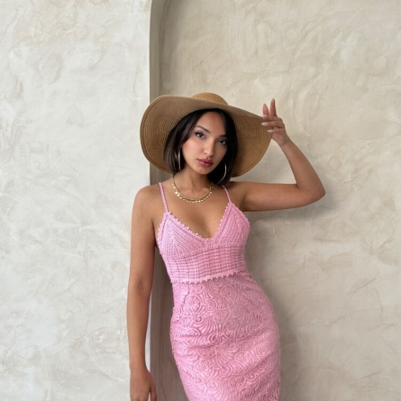 Rochie midi din dantelă roz cu bretele