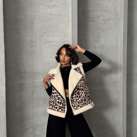 Vestă Camel de Pluș cu Imprimeu Leopard