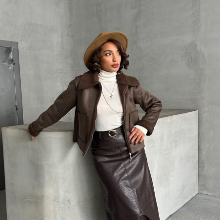 Geacă maro din piele &icirc;ntoarsă cu căptușeală