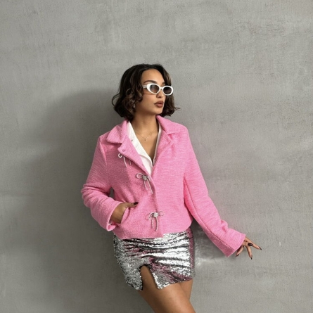 Укороченная розовая куртка с декоративными завязками