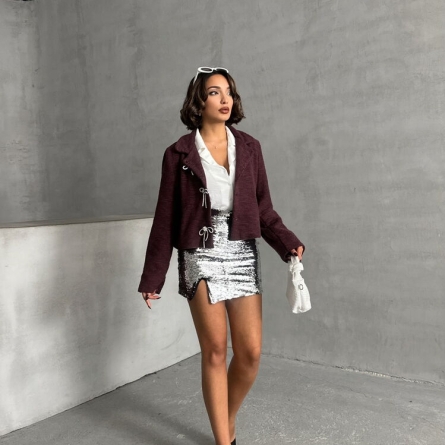 Укороченная вишневая куртка с декоративными завязками