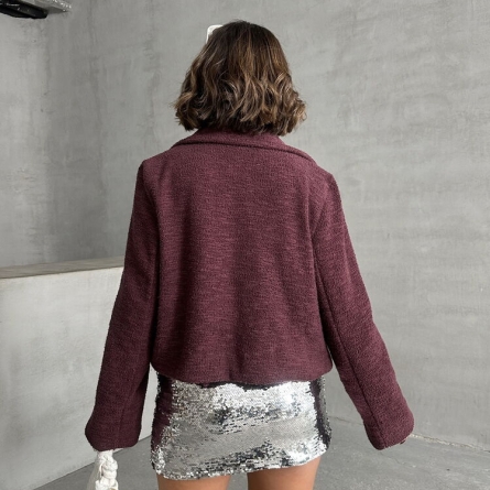 Укороченная вишневая куртка с декоративными завязками