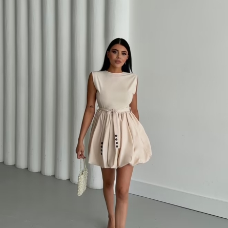 Кремовое мини-платье с юбкой-баллоном и декоративными пуговицами