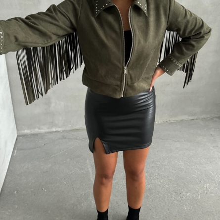 Короткая куртка из замши цвета хаки с бахромой