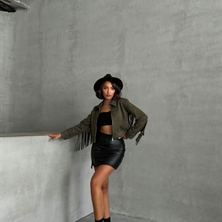 Короткая куртка из замши цвета хаки с бахромой