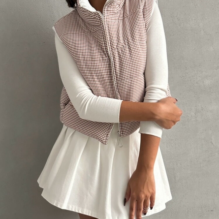 Vestă pufoasă cu fermoar in carouri maro