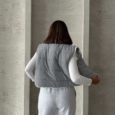 Vestă pufoasă cu fermoar in carouri negre