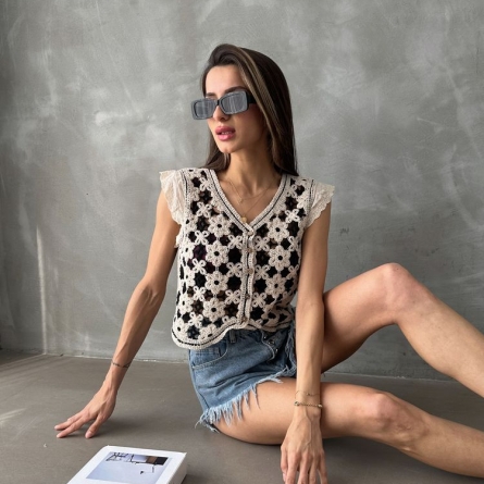 Vestă croșetată cu model floral