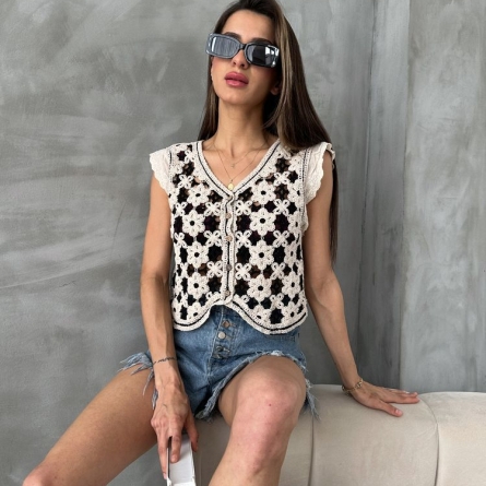Vestă croșetată cu model floral