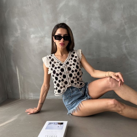 Vestă croșetată cu model floral