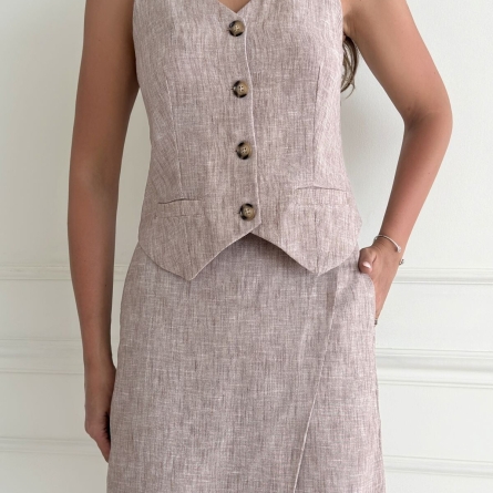 Бежевый костюм из льна: жилет и короткая юбка