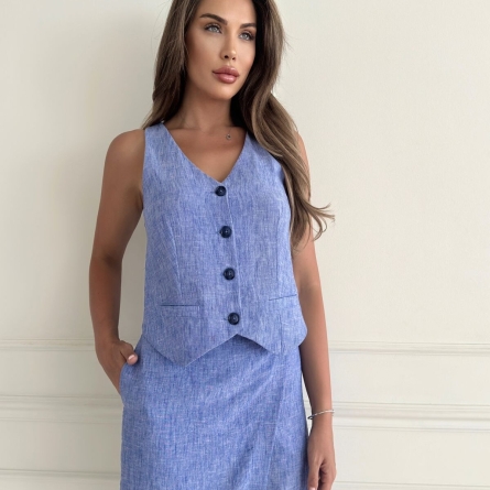 Голубой костюм из льна: жилет и короткая юбка
