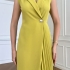 Rochie galben muștar  tip sacou fără m&acirc;neci, cu pliseuri