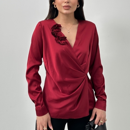 Сатиновая бордовая блузка с драпировкой и цветочной аппликацией