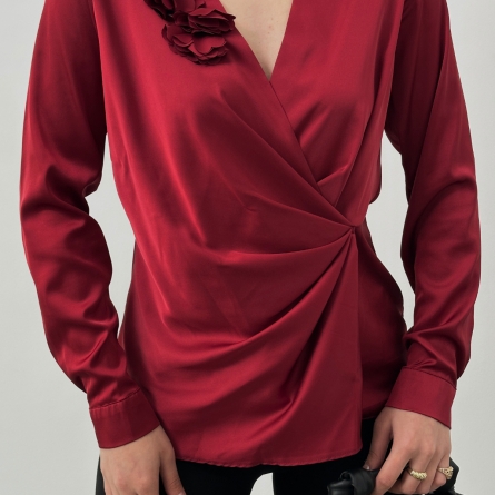 Сатиновая бордовая блузка с драпировкой и цветочной аппликацией