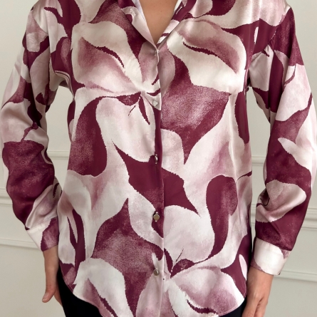 Атласная рубашка с абстрактным принтом бордо