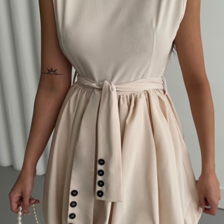 Кремовое мини-платье с юбкой-баллоном и декоративными пуговицами