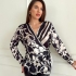 Блузка с запахом и абстрактным цветочным принтом