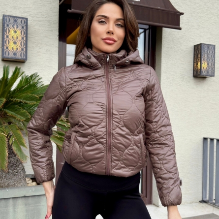 Короткая стёганая коричневая куртка