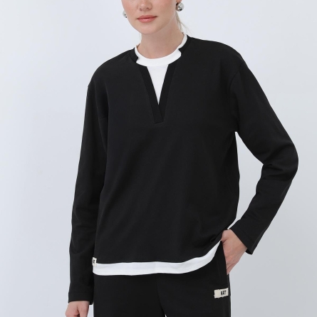 Черный худи с белой вставкой на воротнике